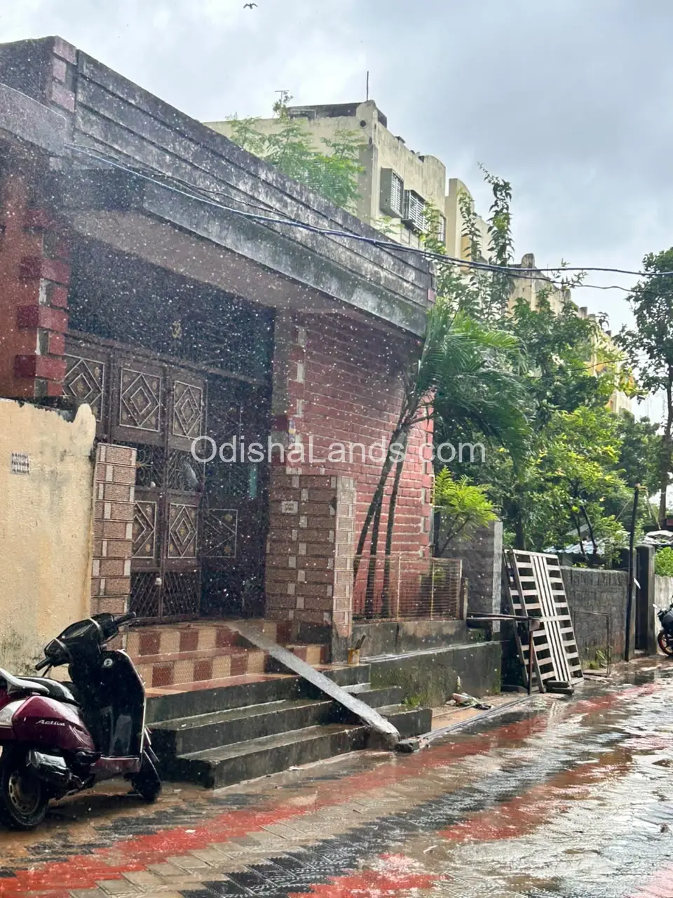 1300sqft land with house for sale in Patia.