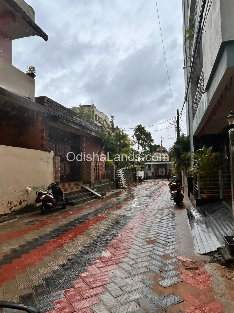 1300sqft land with house for sale in Patia.